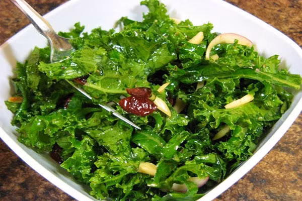 Móng tay. Tóc và móng tay đều làm từ chất sừng. Hàm lượng vitamin A, C, K giúp tăng sản xuất keratin, chất chủ yếu trong móng và tóc, giúp móng tay chân của bạn không mất nước và khỏe mạnh hơn. Hãy ăn các món salad có cải xoăn để bổ sung thêm dinh dưỡng thiết yếu cho móng tay chắc khỏe.