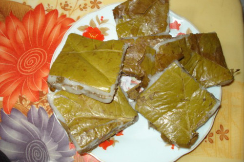 Gạo nếp ngâm nước qua đêm rồi xay thành bột, sau đó gói bánh trong lá vả. Sau đó bọc bên ngoài bằng một lớp lá bánh tẻ rồi cho vào nồi hấp, tạo thành món ăn rất ngon, thơm và bổ dưỡng.