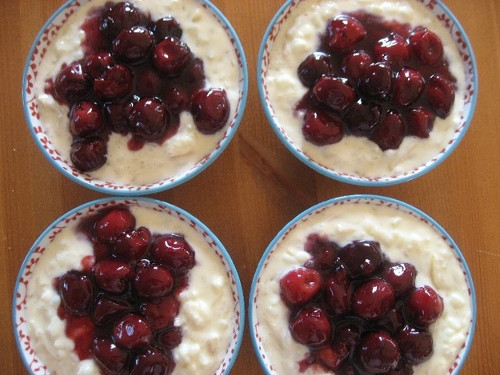 Bánh Risalamande (Đan Mạch). Người Đan Mạch thường ăn bánh Risalamande được làm từ hạnh nhân và anh đào trong dịp Giáng sinh.