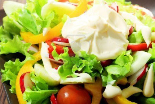  Sốt mayonnaise. Khi sử dụng mayonnaise để ủ tóc, nên chú ý không để sốt vây bám lên mặt. Điều này có thể khiến da bị tổn thương, vì trong thành phần loại sốt này có chứa nhiều loại axit có thể khiến các lỗ chân lông bị bịt kín. 