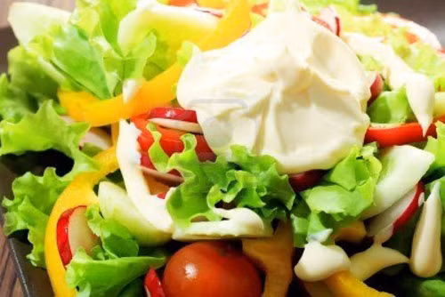  Sốt mayonnaise. Khi sử dụng mayonnaise để ủ tóc, nên chú ý không để sốt vây bám lên mặt. Điều này có thể khiến da bị tổn thương, vì trong thành phần loại sốt này có chứa nhiều loại axit có thể khiến các lỗ chân lông bị bịt kín. 