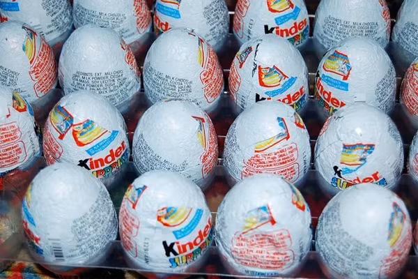 6. Mỹ cấm bán kẹo hình quả trứng Kinder Surprise: Đây là trò chơi hết sức phổ biến trên thế giới, nhưng những quả trứng phủ chocolate này lại đang bị cấm ở Mỹ. Các nhà chức trách Mỹ cho rằng thứ đồ chơi bên trong quả trứng là sản phẩm không có dinh dưỡng (không ăn được) và có thể gây ngạt thở cho trẻ em. 