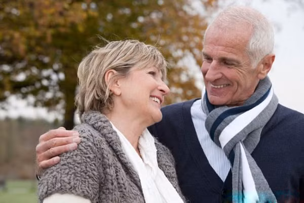 Hãy phòng giữ ấm, tránh lạnh, tránh ẩm, tránh gió lùa, tǎng cường sự chǎm sóc, nuôi dưỡng, nâng đỡ cơ thể cho người già, chữa trị bằng các thuốc có hiệu quả cao.