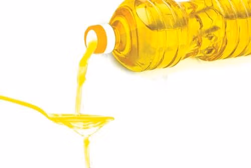  Dầu thực vật. Dầu thực vật có thể sử dụng để điều trị cho các bệnh ngoài da, nhưng tuyệt đối không cho lên mặt. Dầu thực vật không hợp với da và có thể làm tắc nghẽn lỗ chân lông, dẫn đến nổi mụn. 