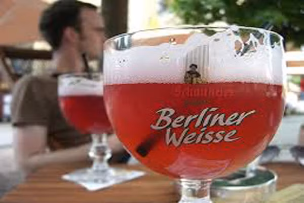 6. Bia Đức Berliner Weisse. Là một loại bia nhẹ bắt nguồn từ Berlin có vị hơi chua và được pha chế với một số hương vị trái cây khác đem đến cảm giác là lạ nhưng say mê đến với những ai lần đầu thưởng thức. Loại đồ uống này được kết hợp với nhiều loại như xi rô dâu, waldmeister hay một số loại bia khác để cân bằng vị chua.