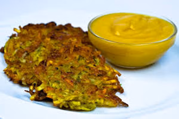 3. Kartoffelpuffer vùng Köln. Món bánh chiên áp chảo làm từ khoai tây xắt sợi trộn bột mì, trứng, có thể dùng như món mặn khi ăn với thịt hoặc cá và cũng có thể dùng như món ngọt nếu dùng kèm với sốt táo, trái việt quất, đường và quế.