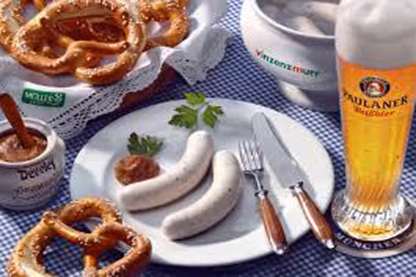 Khi ăn người ta hâm nóng hoặc hấp xúc xích trắng bằng nước hoặc rượu trắng trong khoảng mười phút cho đến khi ngả sang màu xám trắng. Sau đó cắt bỏ lớp ngoài và ăn với một thứ mù tạt ngọt đặc biệt của vùng Bavaria và bánh xoắn Pretzel.