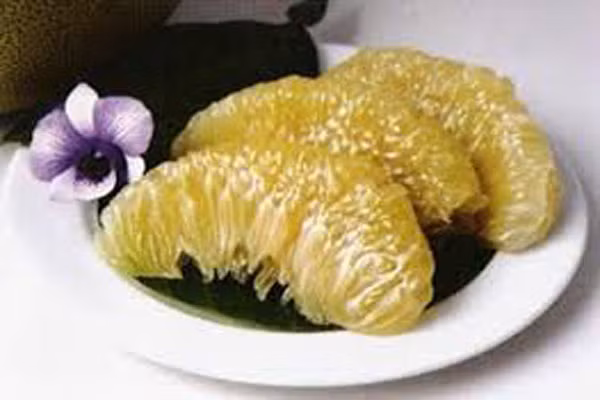 Bưởi. Như một “thần dược” vừa có tác dụng chữa bệnh lại làm mềm da. Thành phần bưởi chứa lượng vitamin A và C dồi dào, tăng sức đề kháng, giữ nước và làm căng mọng làn da bé.