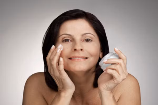 1. Không được bỏ qua dưỡng ẩm, cho cả môi và mặt đặc biệt vùng quanh miệng. Dòng kem dưỡng ẩm sẽ giúp da đầy đặn, làm cho những nếp nhăn quanh vùng này bị che lấp. Đối với đôi môi khô nẻ, bạn hãy dùng dưỡng môi sáp ong.