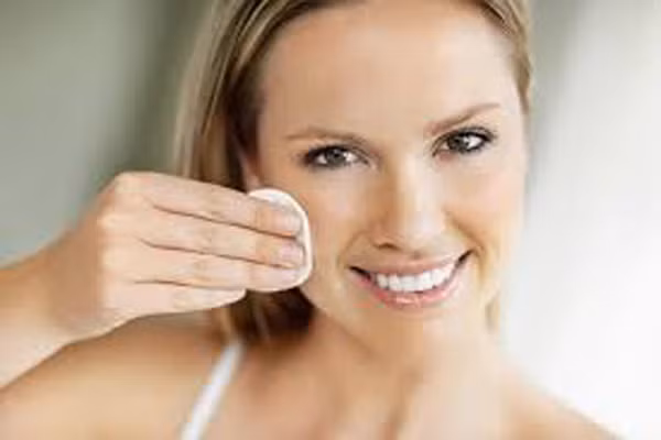 4. Che nám da. Có thể ở tuổi này, da bạn đã bị tác động của ánh nắng mặt trời, hãy dùng mẹo make up để che khuất những khuyết điểm này đi. Dùng ngón tay chấm kem che khuyết điểm vào những nốt tàn nhang, nhớ là phải dùng kem che khuyết điểm màu vàng cùng tông màu da ở tuổi này, và vô nhẹ, không tán hay chà xát và phủ lớp kem nền lên trên, phấn cũng dùng tông màu số 2 phủ đều mặt và cổ.