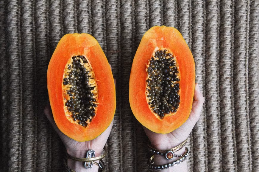 6. Đu đủ. Là một loại kem tự nhiên cho mái tóc và làn da hoàn hảo. Đu đủ có thể loại bỏ lớp bụi bẩn và dầu ngoài da, đồng thời nuôi dưỡng tóc bằng các loại vitamin khoáng chất như vitamin A, magie, kali. Chỉ cần nghiền hoặc pha ¼ quả đu đổ để ủ tóc trong 15 – 25 phút sau đó rửa sạch và xả tóc lại bằng nước sạch. Làm tương tự với da mặt sẽ được hiệu quả cao nhất.