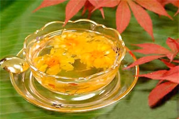 Trà thảo dược. Là tiên dược của mọi loại da, nó giàu chất chống oxy hóa, giúp giảm viêm nhiễm và da không bị cháy nắng hay khô. Hiện nay, có rất nhiều loại trà thảo dược dành cho trẻ trên thị trường mẹ có thể chọn theo vị bé yêu thích.