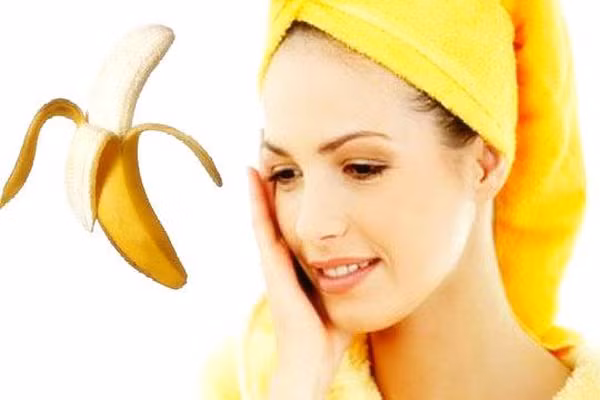 3. Chuối cũng là loại giữ ẩm cho da tuyệt vời vì vậy bạn hãy dùng nó chế mặt nạ. Nghiền nát chuối cùng bơ làm kem ủ tóc trong 30 phút sẽ rất hiệu quả cho một mái tóc khô cứng. Làm mặt nạ chuối cũng vậy, không cần nhiều thời gian và phụ liệu, chỉ cần thái chuối lát mỏng và đắp lên mặt cũng đủ hơn bất cứ loại kem dưỡng ẩm nào.