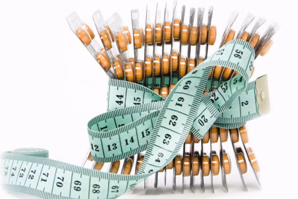 6. Lạm dụng thuốc để giảm cân như thuốc lợi tiểu, thuốc xổ… để giảm cân có thể gây ra rất nhiều biến chứng xấu. Khi bạn sử dụng thuốc xổ, không chỉ mỡ mà tất cả các chất dinh dưỡng khác đều bị thải ra ngoài, dẫn đến thiếu chất trầm trọng.