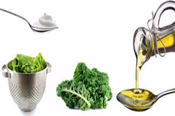 Để làm mặt nạ dưỡng da, hãy dùng cải xoăn cùng cải bó xôi cắt nhỏ rồi giã nhuyễn, vắt lấy nước. Sau đó trộn đều nước và một thìa mật ong, 1 thìa kem. Thoa hỗn hợp lên khắp da mặt và da cổ, nằm thư giãn 20 phút rồi rửa sạch với nước ấm. Nhẹ nhàng vỗ lên da để làm da ráo nước và dùng khăn mềm nhẹ nhàng thấm khô da mặt.