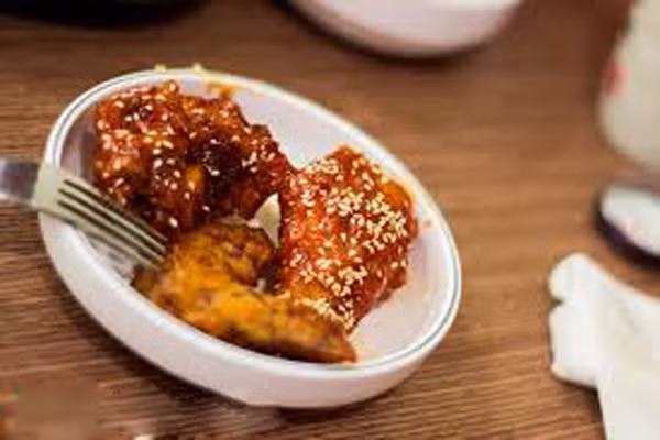  8. Ở Gainesvilla thuộc bang Georgia, bạn bắt buộc phải dùng tay ăn gà rán nếu không sẽ phạm luât. Vào năm 2009, một người phụ nữ đã bị bắt khi dùng dĩa để ăn gà vào sinh nhật lần thứ 91 của mình. May mắn thay thật ra đó chỉ là trò đùa của một người bạn bà, nhưng luật lệ này là có thật.