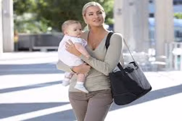  4. Bạn có thể chọn áo có gọng để việc nâng đỡ ngực được tốt hơn. Nhưng phải thử áo cẩn thận, để đảm bảo phần gọng không bị co lên trong các hoạt động hàng ngày và khi bạn cho con bú. Gọng tì vào ngực cũng sẽ không tốt cho sự lưu thông của các tia sữa. Và tuyệt đối không mặc áo ngực có gọng khi đi ngủ. 