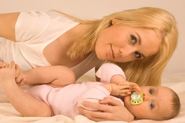  2. Chọn loại có nắp. Đối với những bà mẹ cho con ăn sữa của mình thì một chiếc áo có nắp hợp lý và tiện dụng nhất để giúp bé dễ dàng và nhanh chóng tiếp cận với bầu vú của mẹ khi con thèm sữa. 