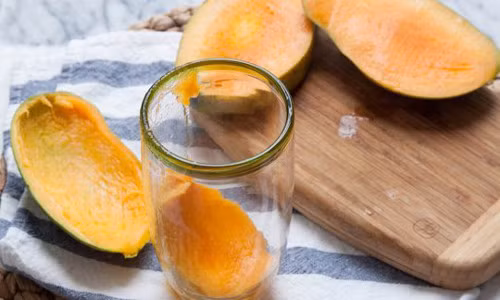  Xoài. Gọt vỏ xoài bằng dao thường khá trơn và nguy hiểm. Bạn hãy thử dùng dao cắt miếng xoài sát hạt rồi dùng miệng cốc để tách vỏ. Cách này khá nhanh và đơn giản. 