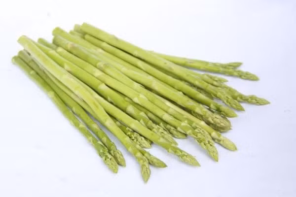 7. Măng tây. Có chất diệp lục làm sáng và tẩy tế bào chế da. Trộn hỗn hợp cà rốt, sữa tươi và măng tây xay nhuyễn để làm kem tẩy tế bào chết. Đặc biệt, dùng hỗn hợp măng tây và bơ, mật ong làm kem dưỡng ẩm da mặt rất hiệu quả.