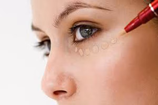 Cũng đừng bỏ qua kem che khuyết điểm như đã nói ở trên, đây là một khâu làm đẹp rất quan trọng đối với các U40, bởi lúc này khuôn mặt của họ thường xuất hiện nhiều khuyết điểm. Đó có thể là nám, các vết đồi mồi hay nhăn. Kem che khuyết điểm sẽ giúp họ khắc phục điều này.