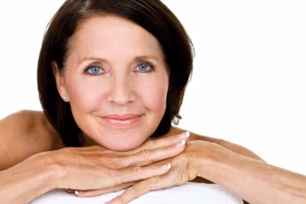 5. Lựa chọn kem nền đúng. Bí quyết để tránh kem nền bị nhầy nhụa bởi một làn da xanh, nhão là loại foundation mỏng, nhẹ, che phủ cao và có độ bóng mướt nhất định luôn được các chuyên gia trang điểm chọn lựa cho mỹ nhân tuổi U40.