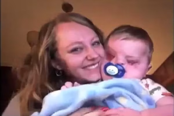 Mặc dù biết con có vấn đề và không chắc có khả năng sống khi bé còn trong bụng, nhưng vợ chồng cô vẫn quyết định giữ lại con. Gia đình cô đã phải đối mặt với rất nhiều khó khăn trong sinh hoạt và sức khỏe của con, nhất là sự kì thị của mọi người, nhưng cuối cùng họ đã vượt qua và tìm thấy niềm hạnh phúc đó chính là nụ cười của cậu bé.