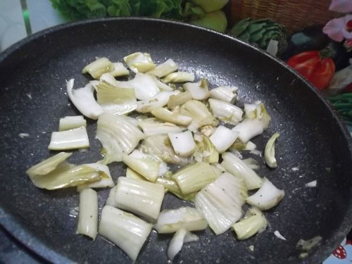 Dưa cải kho trứng kiến. Dưa cải kho trứng kiến được chế biến đơn giản nhưng không kém phần hấp dẫn. Người ta thường lấy bẹ cải đã được muối chua rồi đem kho cùng trứng kiến, thêm một chút gia vị.