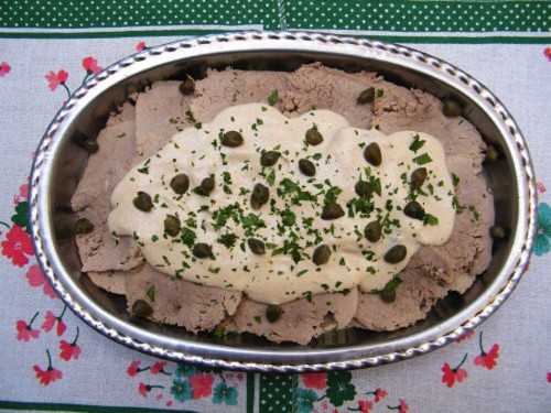 Vitel Toné (Argentina). Đây là món ăn du nhập từ những người Ý di cư sang Argentina vào khoảng cuối những năm 1800. Món ăn này được làm từ thịt bê trộn sốt cá ngừ và nụ bạch hoa.
