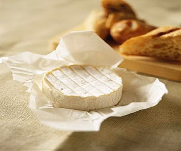 Phô mai. Tránh bọc pho mát bằng giấy thiếc hoặc bao bóng. Phô mai cần oxy để thở, nếu không nó sẽ bị khô nhanh chóng. Để tủ lạnh thì phô mai có thể dùng được trong 4 tháng, nếu chưa mở để được trong 1 năm. Nếu bơ đổi màu, bạn cũng không cần quá lo lắng, chỉ cần bọc lại kỹ. Lớp bơ bên ngoài vì quá trình oxy hóa sẽ có màu khác hơn bên trong và chị em chỉ cần gọt bỏ thì vẫn dùng lớp trong tốt.