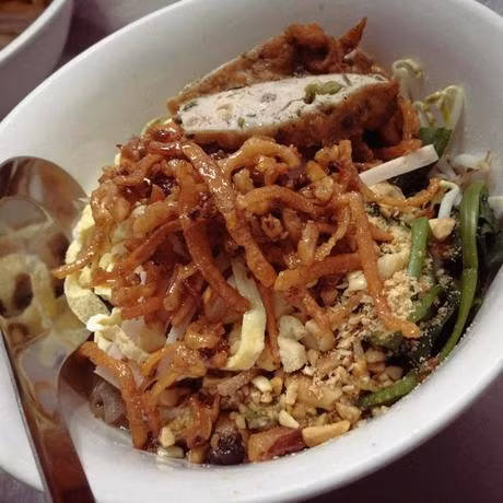 Miến trộn mực chiên. Món ăn lạ lẫm này bạn đừng bỏ qua. Nó thực sự đậm ngọt vị của mực, lại vừa dai dai sợi miến. Nhâm nhi từng miếng mực giòn giòn cùng với những sợi miến mềm mại, quyện vẫn vị chua cay thật hấp dẫn. Song quyết định độ ngon của món này là nước sốt phải có vị chua ngọt khiến bạn ăn hoài không chán. Ảnh: 7cua.