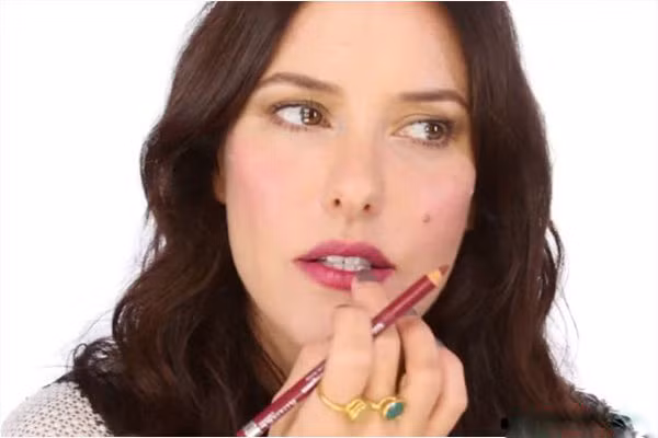 Các thành phần trong mật ong sẽ làm mềm môi và ngăn màu son trôi vào trong những rãnh môi đóng cục. Cuối cùng, kẻ nét bút chì mỏng viên môi thật tự nhiên, chú ý chọn màu chì đồng với màu môi. Quý cô tuổi này cũng có thể chọn dưỡng môi có tinh chất hướng dương, đu đủ.