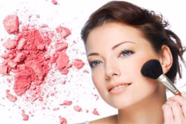 7. Má hồng. Làm thế nào để đôi má vẫn hồng hào mà không trông như một chú hề. Nhiều chị em rất sợ dùng má hồng vì nó kén da. Thủ thuật đánh mà hồng là hãy dùng màu cam nâu phớt nhẹ hai bên má và lướt nhẹ lên trán cho làn da của bạn tự nhiên hơn, tránh màu hồng đậm dành cho giới trẻ.