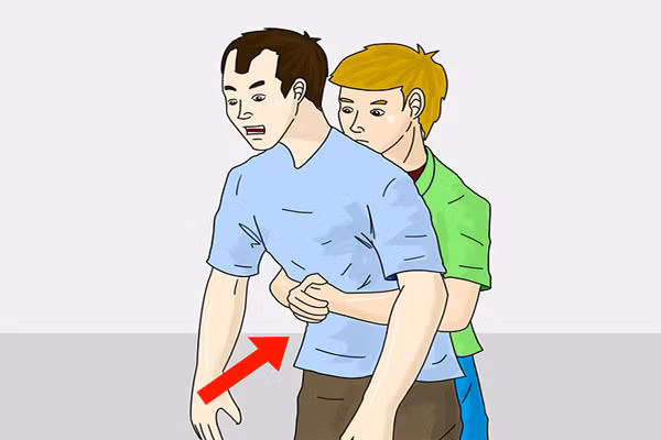 Trường hợp người nghẹn bất tỉnh, để họ nằm nghiêng, lấy ngón tay ấn lưỡi nạn nhân xuống, một mặt dùng khuỷu tay đánh mạnh 4 cái vào vùng lưng, giữa hai xương bả vai. Hoặc để nạn nhân nằm ngửa, đầu ngả ra sau, sau đó tỳ chặt khuỷu tay vào bụng trên người nghẹn, thục nhẹ 4 cái hướng vào trong và lên trên sẽ tạo dòng không khí từ phổi, đẩy phần tắc nghẽn ra, thông đường thở.