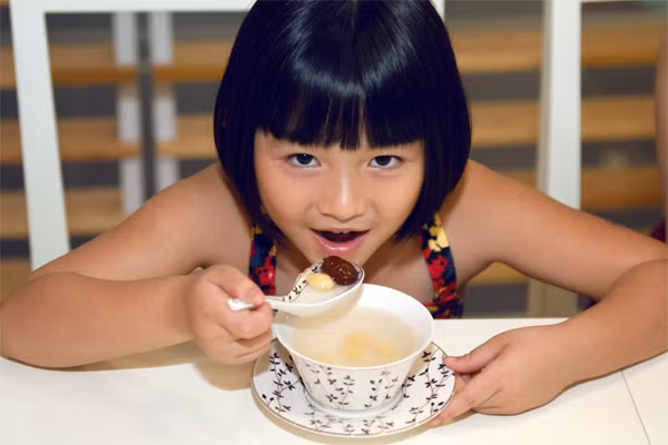 Tẩm bổ quá đà. Không ít bà mẹ thương con nên cố gắng “vỗ béo” cho con bằng những loại thực phẩm thật bổ dưỡng như yến sào, tôm hùm, vây cá … Tuy nhiên, việc cho con ăn quá nhiều đồ bổ dưỡng mà thiếu chất xơ sẽ khiến trẻ mắc vô số bệnh táo bón, tiêu chảy hay nguy hiểm hơn là béo phì.