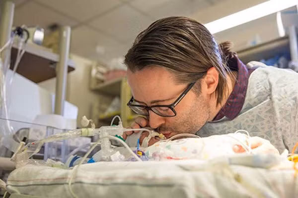 1. Bố hát bên con trai đã chết sau khi vợ qua đời vì tai biến sản. Nỗi đau nhân đôi dồn dập đến với Chris Picco, một nhạc sỹ nổi tiếng ở Lome, California khi anh đồng thời mất đi người vợ và người con trong 4 ngày liên tiếp.