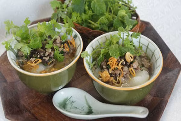 Bánh đúc nóng. Món ăn đặc sản miền Bắc mới có này không còn lạ gì từ già tới trẻ. Bánh đúc mềm mượt được ăn kèm nhân thịt đậm đà và nước chấm mặn ngọt rất dễ ăn, có thể ăn đến mấy bát mà không hề ngán. Dân giã là vậy, bình dị là vậy, song đêm đông thưởng thức thì không bao giờ có thể quên được.