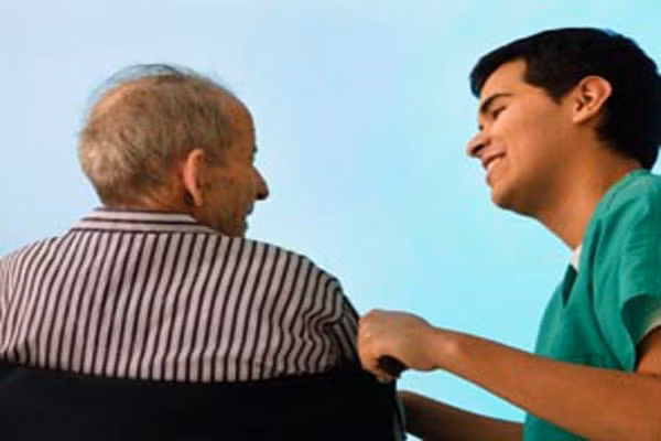 Để tránh tình trạng nghẹn, người cao tuổi nên ăn chậm, nhai kỹ. Trong bữa ăn cũng nên tập trung ăn, tránh nói chuyện và mải mê suy nghĩ. Người cao tuổi không nên mang những buồn phiền bực dọc vào bữa ăn, tránh những đồ ăn cứng khó nuốt.