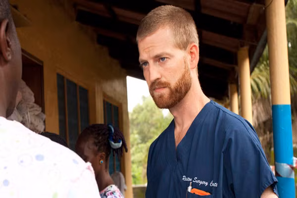  2. Bác sỹ cho máu chính mình để cứu sống bệnh nhân Ebola. Kent Brantly - Một bác sỹ truyền giáo người Mỹ đã bị nhiễm Ebola sau khi chăm sóc bệnh nhân tại Liberia đã quên mình truyền huyết tương cho nạn nhân để đấu tranh lại căn bệnh khủng khiếp này. 