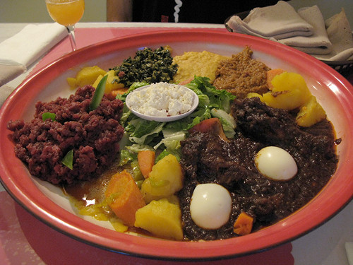 Doro Wat on Injera (Ethiopia). Đây là món thịt hầm có vị cay hoàn hảo để đón chào Giáng Sinh ở Ethiopia.