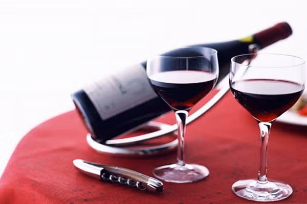 Một số nghiên cứu mới cho thấy uống rượu vừa phải, bao gồm rượu vang, có thể làm giảm tỷ lệ mắc bệnh tiểu đường, đặc biệt là ở phụ nữ. Uống vừa phải có thể giảm nguy cơ mắc bệnh tiểu đường cho 19 % đàn ông 37% phụ nữ tuổi từ 50 đến 71.