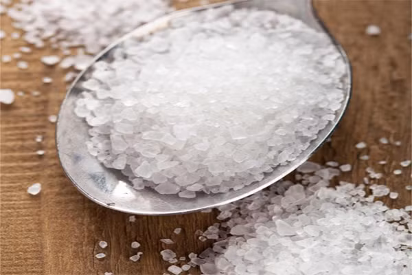 1. Muối ăn. Dưỡng tóc khô và chẻ ngọn. Cho dù bạn có nằm dài trên bãi biển hay đội nắng ngoài trời cả ngày thì cũng không còn lo lắng với gel xịt tóc làm từ hỗn hợp muối ăn. Dùng khoảng 800 ml nước sạch trộn 3 muỗng cà phê muối ăn hoặc muối biển hòa tan bỏ vào trong lọ xịt phun lên tóc trước khi đi ra ngoài nắng. Muối sẽ cùng nước bám vào làm tóc luôn mềm mượt.