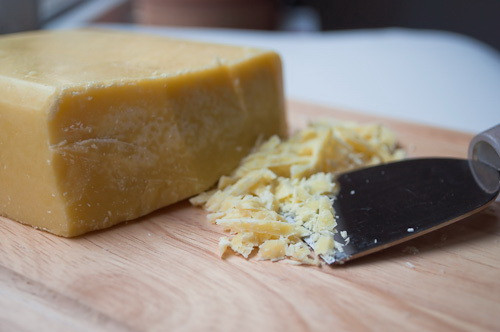 Bơ ca cao. Dùng bơ ca cao thoa lên da mỗi ngày để xóa mờ những vết sẹo.