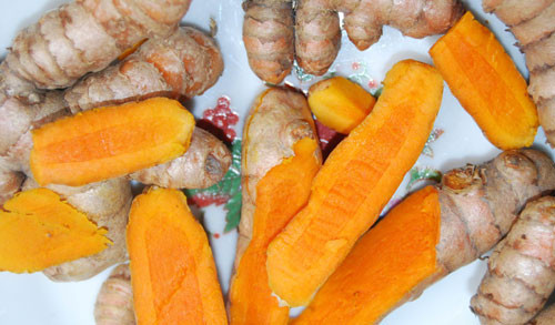 Nghệ tươi. Dùng nghệ tươi bôi trực tiếp lên vùng da bị sẹo. Hoặc dùng bột nghệ với sữa chua tạo thành hồn hợp mặt nạ đắp lên mặt khoảng 20 phút rồi rửa lại bằng nước ấm.