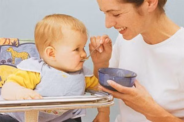  Chính vì vậy, để con được phát triển tốt nhất, hãy lựa chọn cho con ăn thô ngay từ đầu. Mỗi khi chuyển tiếp chế độ ăn, những bữa đầu mới tập có thể trẻ sẽ nôn ói nhưng sau đó trẻ sẽ quen dần. Đừng vì sợ con nôn ói mà không dám cho trẻ ăn thức ăn lợn cợn các mẹ nhé. 