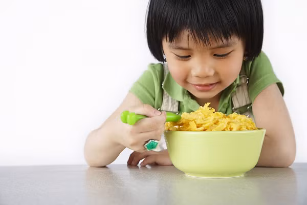  Chế độ ăn tốt nhất của bé là, 6 tháng tuổi tập ăn bột loãng rồi sệt dần,7 - 8 tháng ăn cháo nhuyễn hoặc bột đặc, 12 tháng thì tập ăn với cháo nấu còn hạt và các thức ăn mềm như phở, bún, 2 tuổi mọc đủ răng hàm thì ăn cơm. 