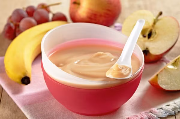  Điều này đồng nghĩa với việc trải nghiệm phát triển bị giảm gần bằng 0, đứa trẻ hoàn toàn không nhận được gì trong quá trình ăn uống để phát triển nhận thức, tư duy, tối ưu não bộ mà chỉ đơn thuần ăn để duy trì thể trạng sinh lý của cơ thể. Vậy là, mẹ đã vô tình tước luôn khỏi trẻ cơ hội kiến tạo não bộ và cơ hội để trở nên thông minh hơn, vui vẻ hơn. 