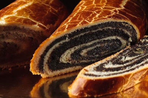 Bánh Beigli (Hungary). Mỗi dịp Noel về, bánh Beigli làm từ hạt óc chó và hạt poppy được bày bán khắp nơi trong các cửa hàng ở Hungary.