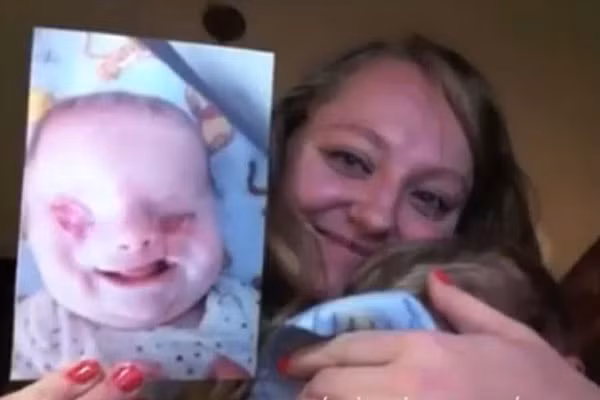 5. Nhật ký bằng clip của mẹ tặng con trai không có mắt. Trên nền nhạc du dương, nhẹ nhàng, Lacey Buchanan (Woodbury, Tennessee, Mỹ ) bế con vào lòng, rồi bắt đầu kể câu chuyện cuộc đời mình. Clip bắt đầu bằng chuyện tình yêu của cô lúc 15 tuổi cho đến khi quyết định kết hôn, có con và đối mặt với sự thật rằng đứa trẻ không có mắt do bị hở vòm miệng.