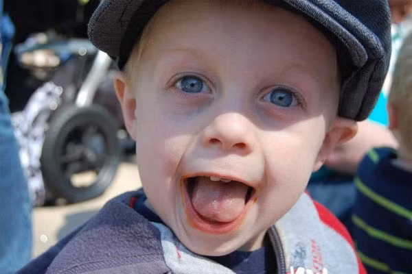 4. Cậu nhóc Danny Nickerson, 5 tuổi đến từ Foxboro, Massachusetts được chẩn đoán đã mắc căn bệnh ung thư não không thể cứu chữa được. Biết Danny thích được nhận thư nên mẹ của bé, bà Carley đã viết lên một tờ rơi để nhờ những người xa lạ gửi thư và thiệp cho cậu vào sinh nhật 6 tuổi sắp đến của con mình, ngày 25/7.